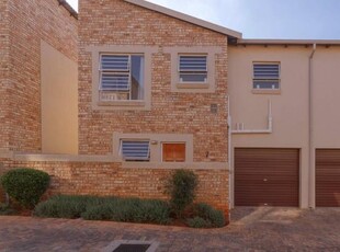 3 Bedroom townhouse - sectional rented in Wilgeheuwel, Roodepoort