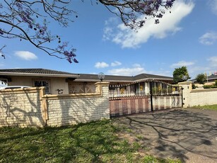 4 Bed House in Centenary Park