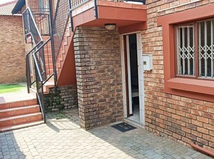 SECURE & WELL-MAINTAINED 3 BEDROOM TOWNHOUSE