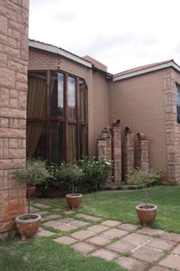 House For Sale In Roylglen Gardens, Kimberley