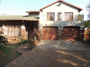 Spacious 3-Bedroom 3-Bathroom Double Storey Home With 3-Living Areas Study Music Room Pool Lapa D...