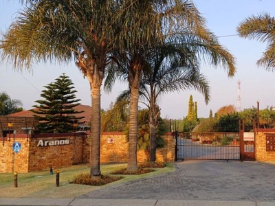 2 Bedroom townhouse - sectional to rent in Radiokop, Roodepoort