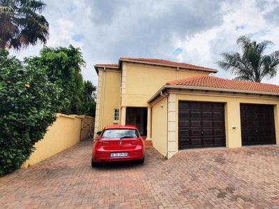 4 Bedroom duplex townhouse - sectional to rent in North Riding, Randburg