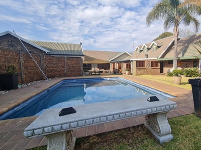 4 Bedroom house to rent in Florida Park, Roodepoort