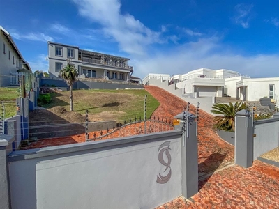 5 Bed House in Beachview