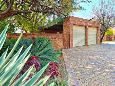 Townhouse For Sale In Honeydew Ridge, Roodepoort