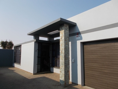 3 Bedroom Townhouse To Let in Walvis Bay Central