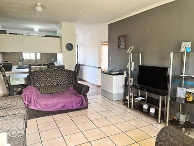Apartment For Sale In Ehrlich Park, Bloemfontein