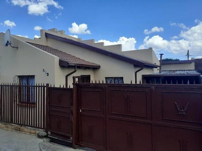 House For Rent In Meadowlands, Soweto