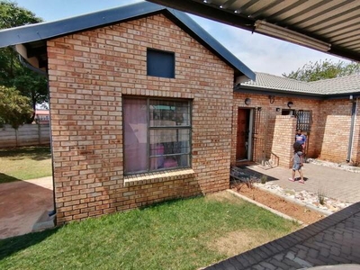 Townhouse For Rent In Creswell Park, Roodepoort