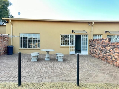 Townhouse For Rent In Hartzenbergfontein, Walkerville