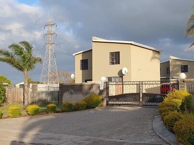 Townhouse For Sale In Campher Park, Despatch