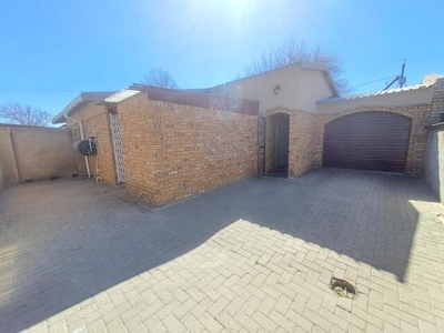 Townhouse For Sale In Reitz, Free State