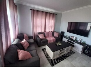 For sale, 3 bedroom, complex, maculate finishes, remote access garages in Gonubie, East London