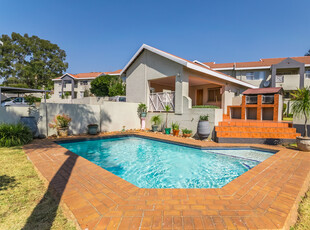 Stunning 2-Bedroom Apartment For Sale In Constantia Kloof — Modern Living Awaits You!