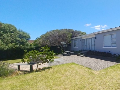 4 Bedroom House For Sale in Kleinbaai