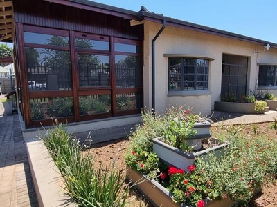 6 Bed For Rent Western Benoni