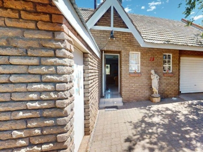 2 Bedroom townhouse - freehold for sale in Die Rand, Upington