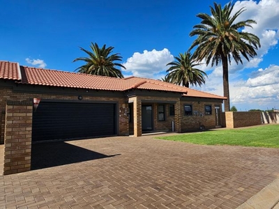 3 Bedroom townhouse - sectional to rent in Delmas West