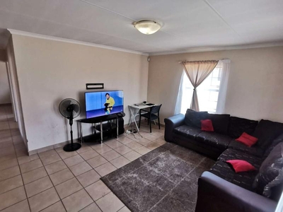 ON AUCTION - SPLENDID 3 BED 2 BATH TOWNHOUSE IN POPULAR CENTURION