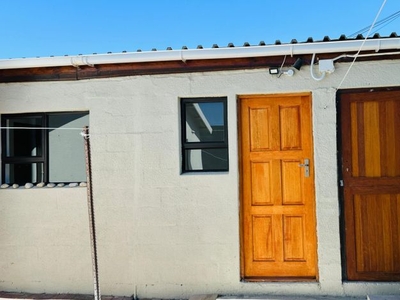 1 Bedroom bachelor to rent in Rylands, Cape Town