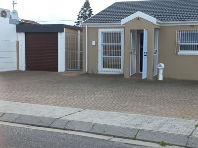 2 Bedroom house to rent in Strandfontein