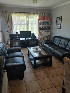 3 BED SIMPLEX WITH PVT GARDEN - WILGEHEUWEL