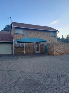 3 Bedroom Townhouse with study to let in Clubview Centurion