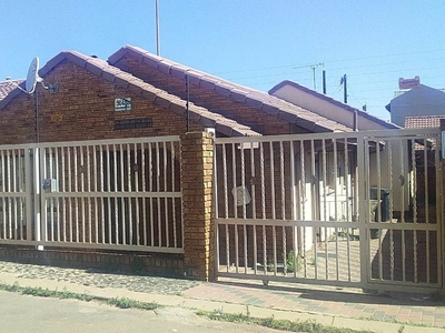 5 Bedroom House For Sale in Pimville Zone 5