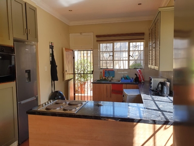 Large Room available in a Large 3 bed 2 bath house in Orange Grove. Large Garden