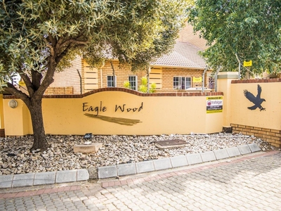 Modern 2 bedr townhouse to rent in beautifull Eagle Wood Mooikloof Estate