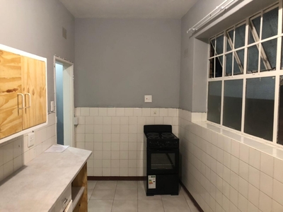 Room immediately for R2300 in Sunnyside, near Barclay Square in a flat. The flat
