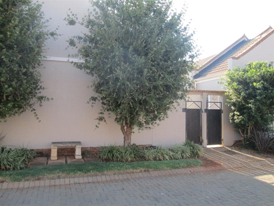 Willowpark manor Pretoria townhouse for rent in Willow estate security complex, 2 bedroom, 2 bathroom. R 6000 p.m