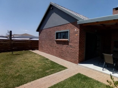 3 Bedroom townhouse - sectional rented in Little Falls, Roodepoort