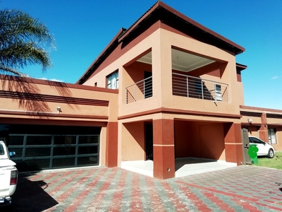 7 Bedroom House For Sale in Aerorand