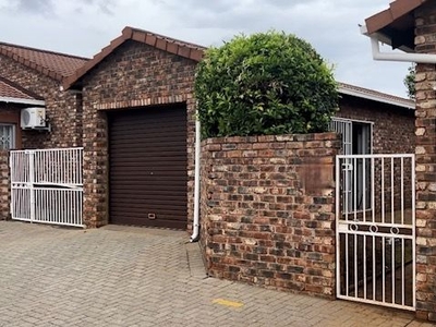 4 Bedroom Townhouse To Let in Langenhovenpark