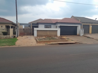 9 Bedroom Freehold For Sale in Vosloorus Ext 6