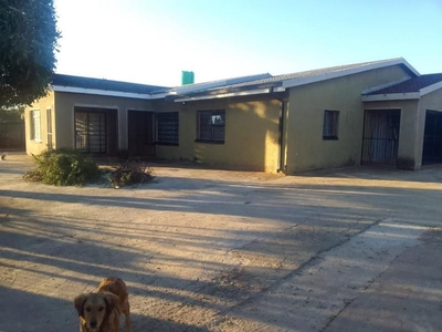 House for sale in Lomanyaneng village Mafikeng