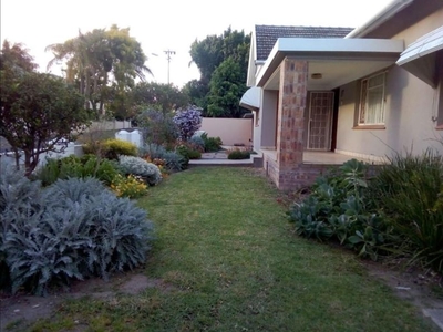 Neatly renovated 4 bedroom house for sale in central Paarl