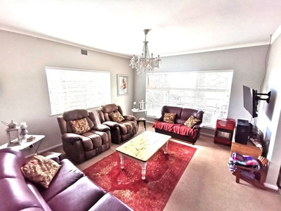 SPACIOUS FAMILY HOME WITH FLAT IN STRAND NORTH
