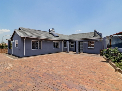 5 bedroom house for sale in Lenasia South
