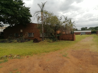 COMMERCIAL PROPERTY IN NYLSTROOM WITH OFFICES AND WAREHOUSES FOR SALE