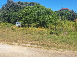 1 011 m² Land available in Cannon Rocks