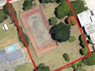 2 209 m² Land available in Weybridge Park