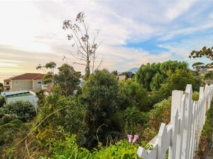 375 m² Land available in Gordons Bay Central