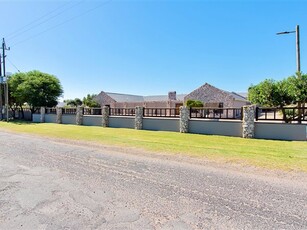 6 Bed House in Long Acres