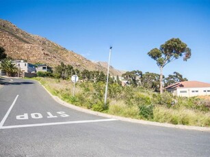 944 m² Land available in Gordons Bay Central