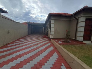 BEAUTIFUL THREE BEDROOM HOUSE AVAILABLE IN OLIEVENHOUTBOSCH