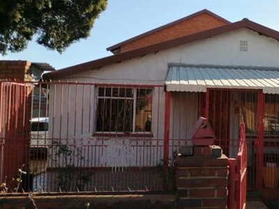 House For Sale In Lenasia Ext 1, Johannesburg