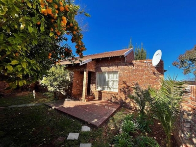 Townhouse For Rent In Langenhovenpark, Bloemfontein